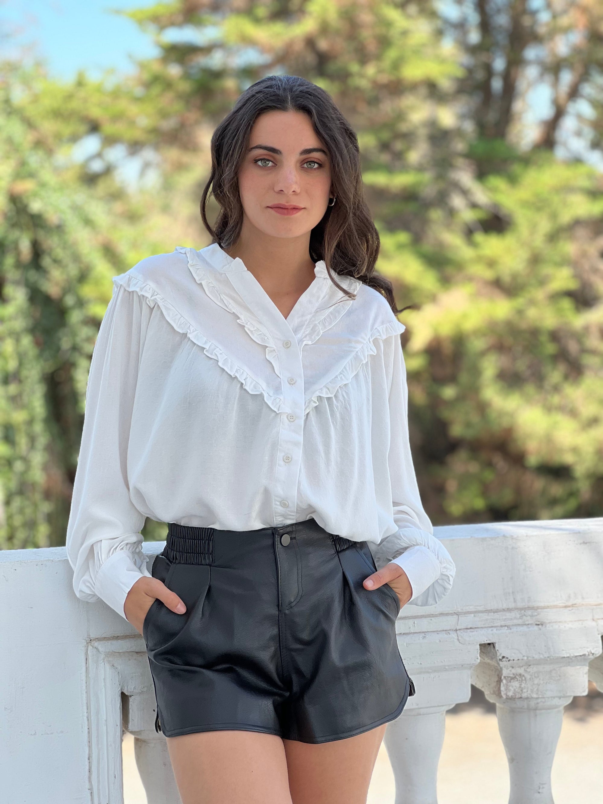 Blusa blanca discount con vuelos